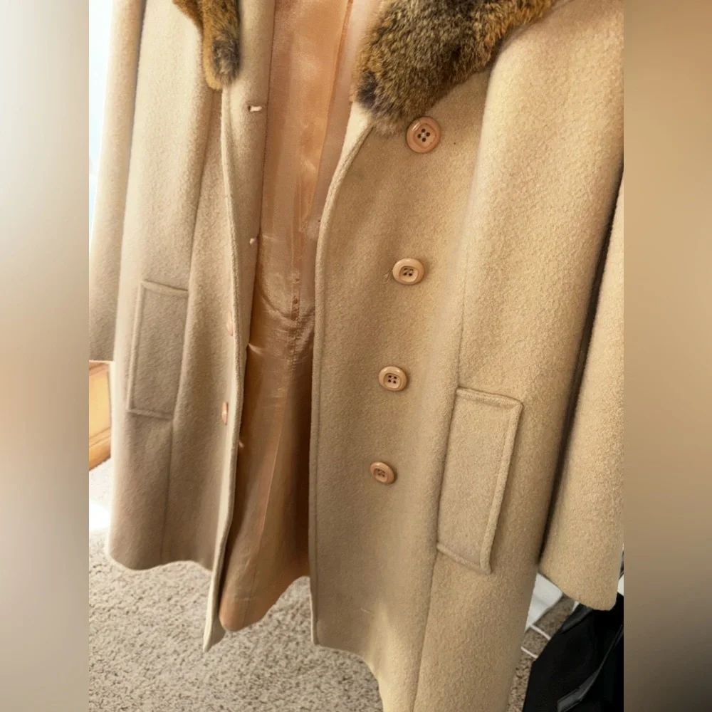 Gently used like new woman’s coat - Picture 6 of 6